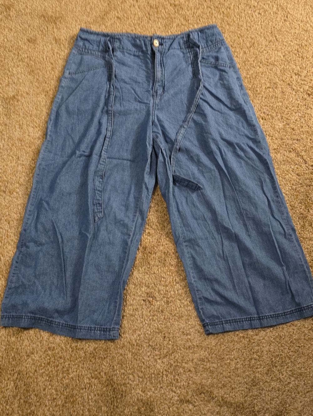Cato Lightweight Denim Wide-Leg Capris in Blue